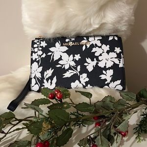 Michael Kors Wristlet/Wallet